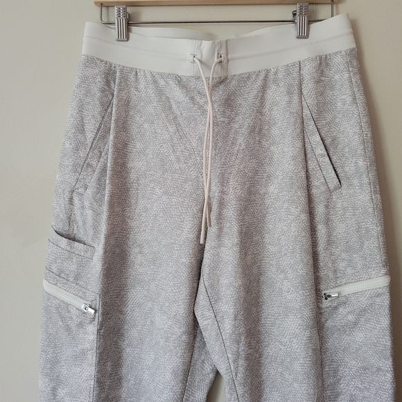 Athleta Women's Venture Printed Pant In Viper White Snakeskin Jogger Size 10 - Picture 5 of 9